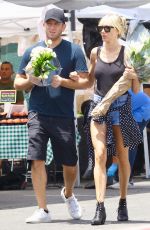 KIMBERLY STEWART Shopping at Farmers Market in Venice Beach 01/31/2020