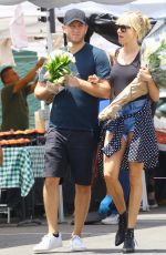 KIMBERLY STEWART Shopping at Farmers Market in Venice Beach 01/31/2020