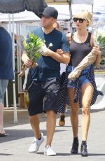 KIMBERLY STEWART Shopping at Farmers Market in Venice Beach 01/31/2020