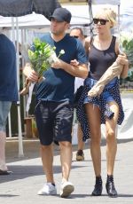 KIMBERLY STEWART Shopping at Farmers Market in Venice Beach 01/31/2020
