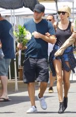 KIMBERLY STEWART Shopping at Farmers Market in Venice Beach 01/31/2020