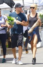 KIMBERLY STEWART Shopping at Farmers Market in Venice Beach 01/31/2020