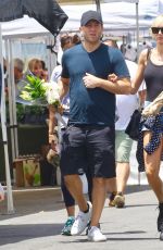 KIMBERLY STEWART Shopping at Farmers Market in Venice Beach 01/31/2020