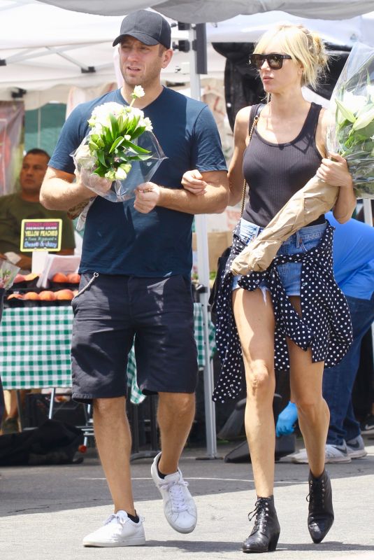 KIMBERLY STEWART Shopping at Farmers Market in Venice Beach 01/31/2020