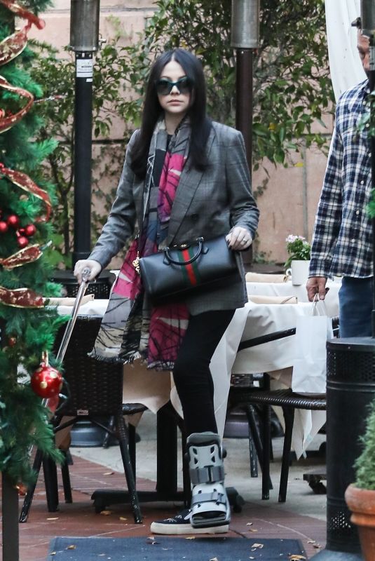 MICHELLE TRACHTENBERG Out for Lunch in Beverly Hills 01/03/2020