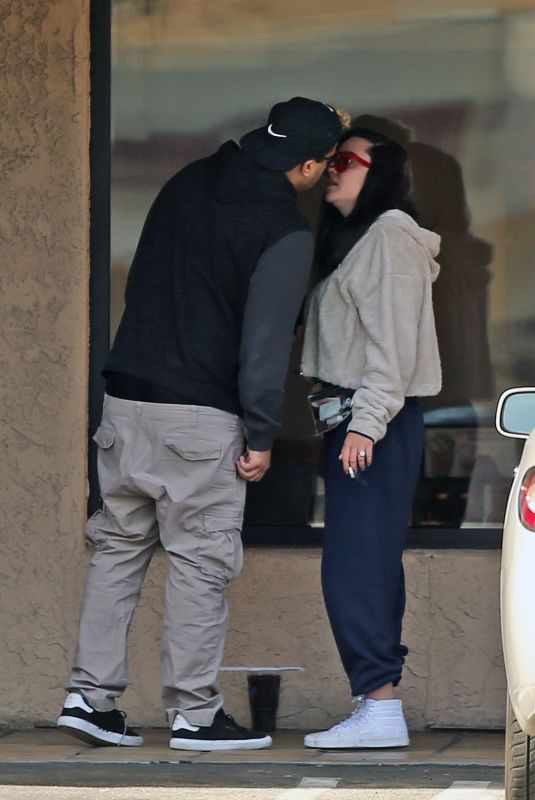 AMANDA BYNES and Paul Michaels Out Kissing in Los Angeles 2/24/20 | celebrityparadise - hollywood , celebrities , babes & more