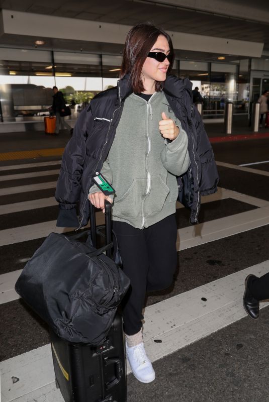 AMELIA HAMLIN at Los Angeles International Airport 02/12/2020