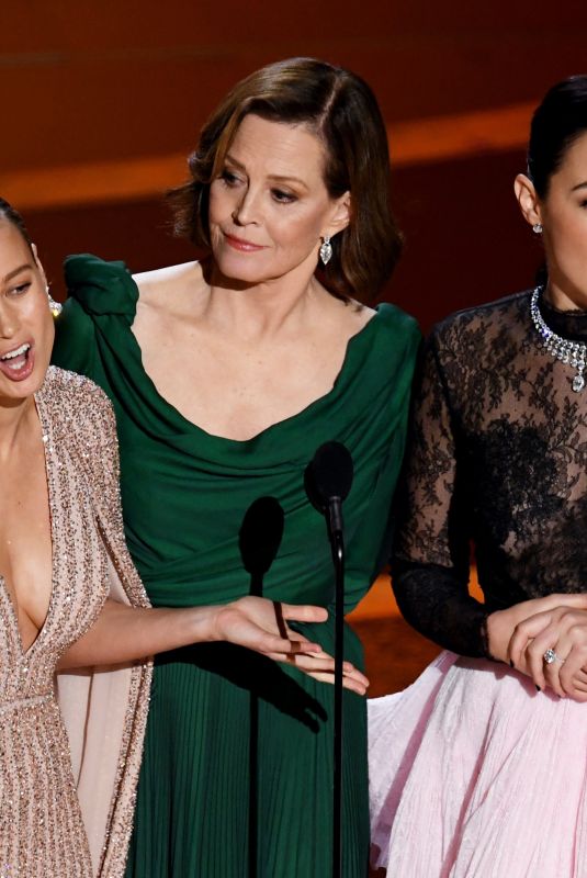 BRIE LARSON, SIGOURNEY WEAVER and GAL GADOT Speak Onstage at 2020 Academy Awards 02/09/2020