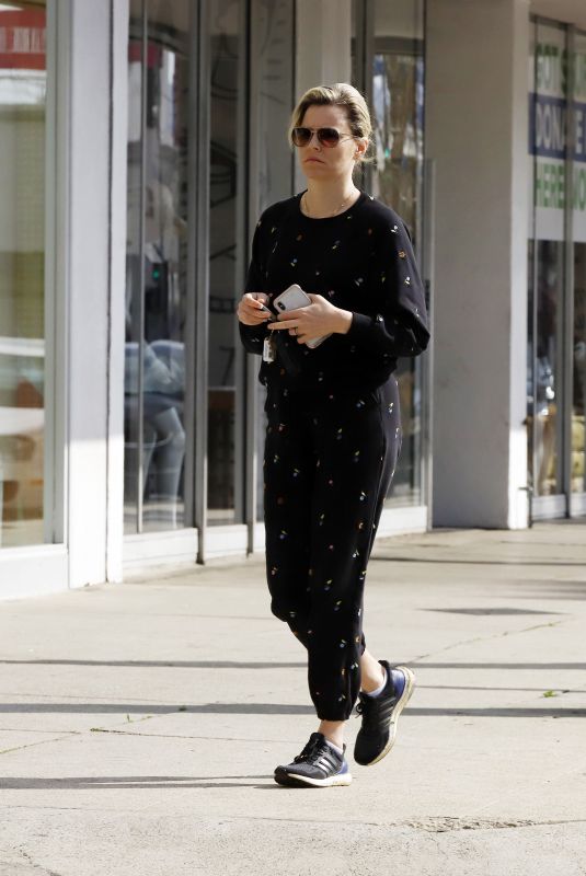 ELIZABETH BANKS Out for Iced Coffee in Los Angeles 02/24/2020