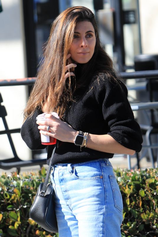 JAMIE-LYNN SIGLER at Starbucks Near Her Home in Sherman Oaks 02/17/2020