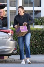 JENNIFER GARNER Handling Some Packages Out in Santa Monica 02/04/2020