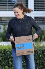 JENNIFER GARNER Handling Some Packages Out in Santa Monica 02/04/2020