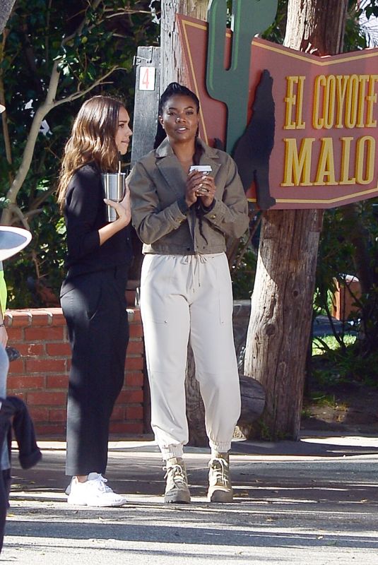 JESSICA ALBA and GABRIELLE UNION on the Set fo L.A.