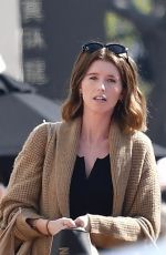 KATHERINE SCHWARZENEGGER Shopping in Pacific Palisades 02/15/2020