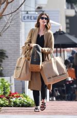 KATHERINE SCHWARZENEGGER Shopping in Pacific Palisades 02/15/2020