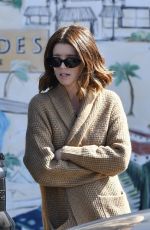 KATHERINE SCHWARZENEGGER Shopping in Pacific Palisades 02/15/2020