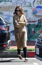KATHERINE SCHWARZENEGGER Shopping in Pacific Palisades 02/15/2020
