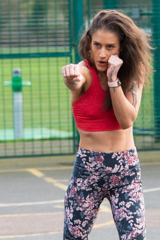KATIE WAISSEL Working Out at a Park a London 02/06/2020