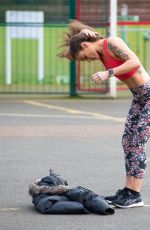 KATIE WAISSEL Working Out at a Park a London 02/06/2020