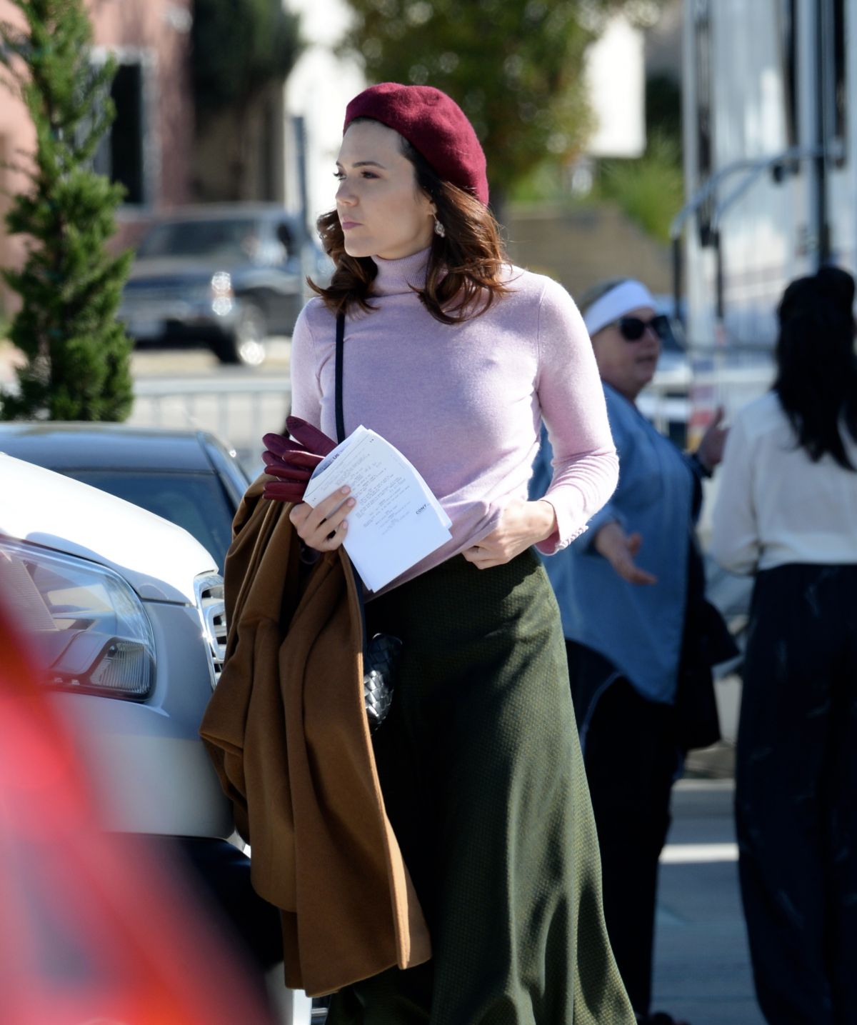 mandy-moore-on-the-set-of-this-is-us-in-los-angeles-02-04-2020-hawtcelebs