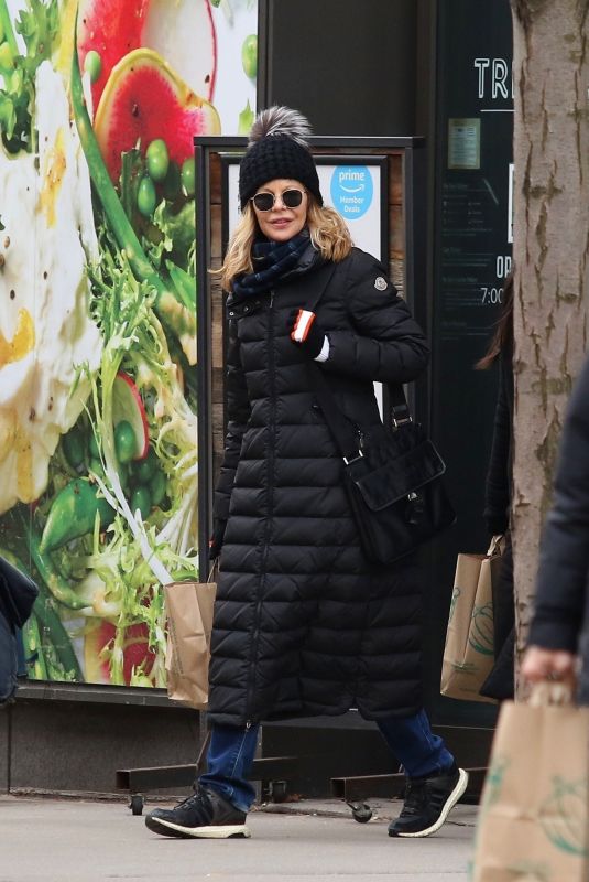 MEG RYAN Shopping at Whole Foods in New York 02/15/2020