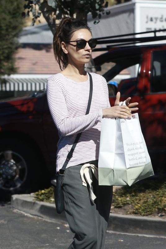 MILA KUNIS Shopping at Beverly Glen Grocery Market in Bel Air 02/26/2020