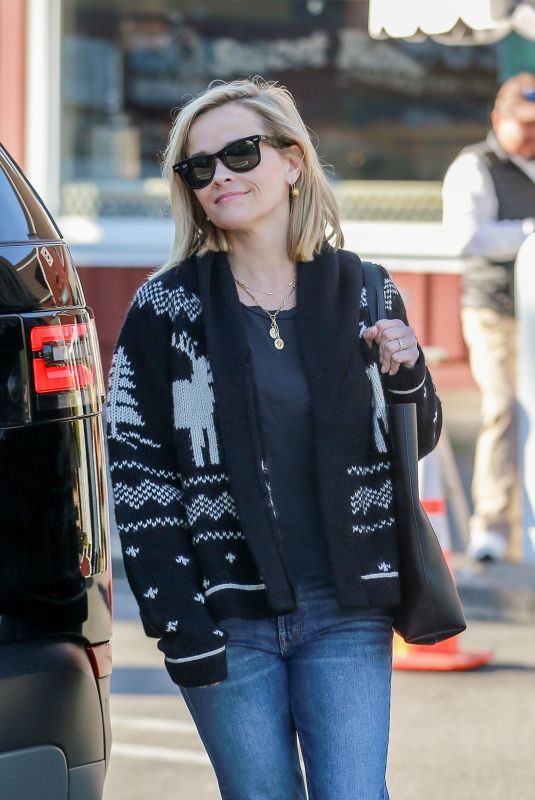 REESE WITHERSPOON at Brentwood Country Mart 02/05/2020