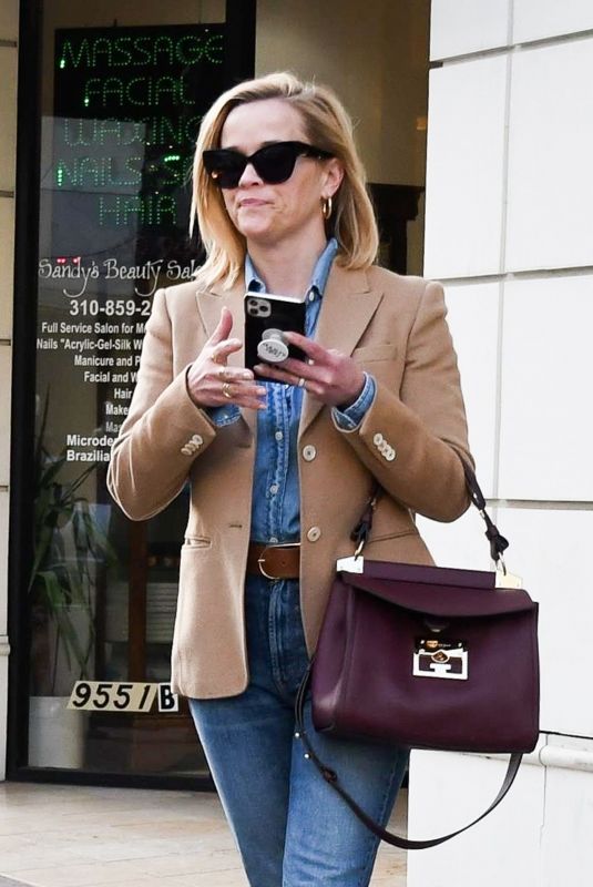 REESE WITHERSPOON Out in Los Angeles 01/31/2020