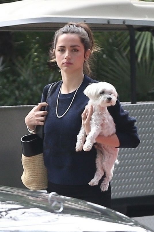 https://www.hawtcelebs.com/wp-content/uploads/2020/03/ana-de-armas-out-with-her-dog-in-los-angeles-03-15-2020-7.jpg