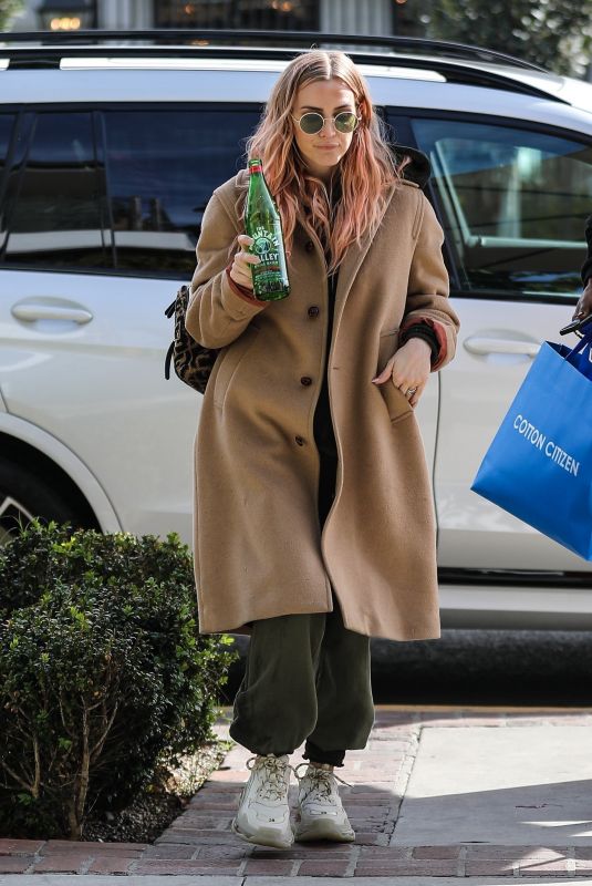 ASHLEE SIMPSON Shopping at Cotton Citizen in West Hollywood 03/09/2020