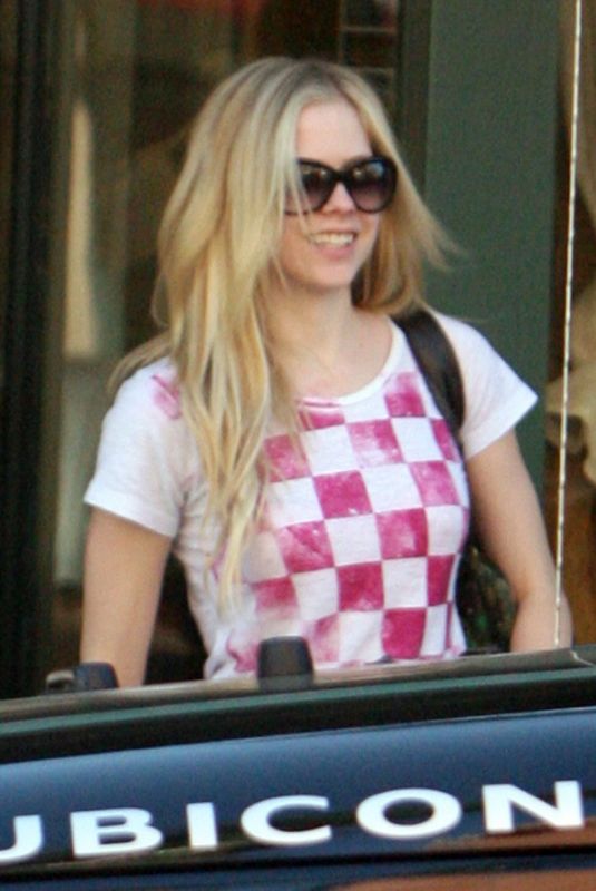 AVRIL LAVIGNE Out in Beverly Hills 03/14/2007