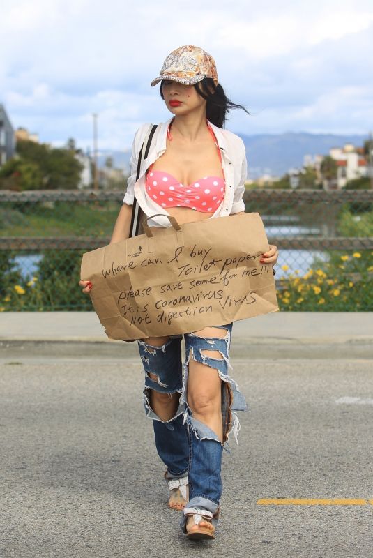 BAI LING Asks Strangers Where She Can Buy Toilet Paper in Los Angeles 03/25/2020