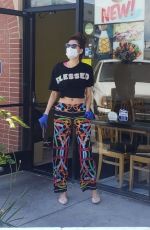 BLANCA BLANCO Wears Mask While Going for Takeout Pizza 03/21/2020