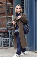 CAREY MULLIGAN Out and About in Nothing Hill 03/10/2020