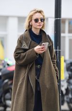 CAREY MULLIGAN Out and About in Nothing Hill 03/10/2020
