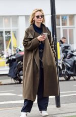 CAREY MULLIGAN Out and About in Nothing Hill 03/10/2020