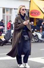 CAREY MULLIGAN Out and About in Nothing Hill 03/10/2020