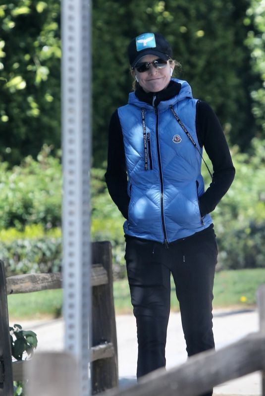 COURTNEY THORNE-SMITH Out Hikinig in Brentwood 03/27/2020
