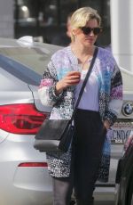 ELIZABETH BANKS Heading to Joan