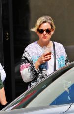 ELIZABETH BANKS Heading to Joan