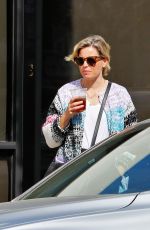 ELIZABETH BANKS Heading to Joan