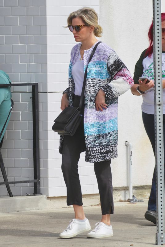 ELIZABETH BANKS Heading to Joan