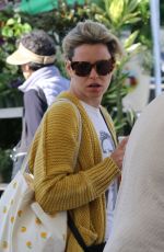 ELIZABETH BANKS Shopping at Garmer
