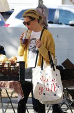 ELIZABETH BANKS Shopping at Garmer