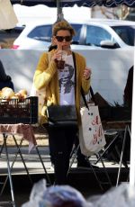 ELIZABETH BANKS Shopping at Garmer