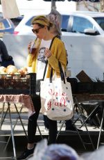ELIZABETH BANKS Shopping at Garmer