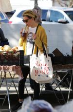 ELIZABETH BANKS Shopping at Garmer