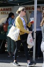 ELIZABETH BANKS Shopping at Garmer