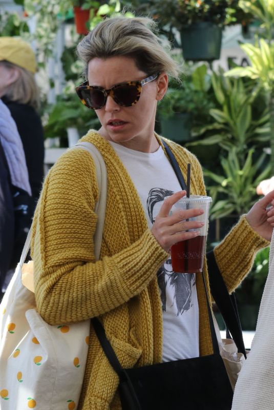 ELIZABETH BANKS Shopping at Garmer