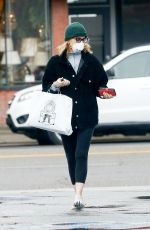 FELICITY HUFFMAN Wears a Mask While Shopping with Her Daughter 03/13/2020